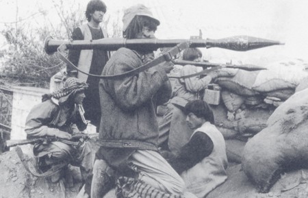افراد مسلح حزب وحدت با راکت انداز های شان، کابل ۱۹۹۵. Armed men of Hizb-e-Wahdat with rockets, Kabul 1995