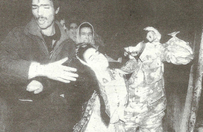 سربازان زنی را در خروج از خانه برادرش کمک می کنند