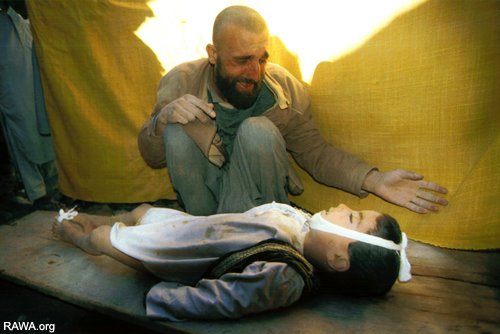 صحنه جان گداز گریستن پدری بر جسد جگرگوشه اش