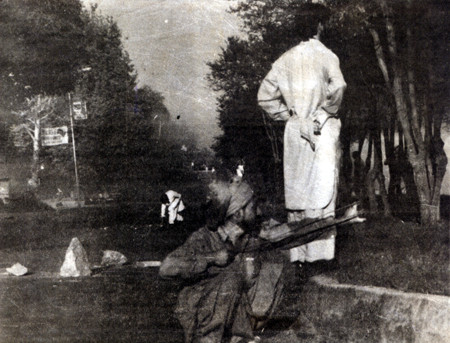 امروز تحقیر پست و پر درد غولک زدن تو جاهل قرون وسطایی، فردا خنجر و دست پرتوان خلق ما و گلوی تو تا «امیرالمومنین» است