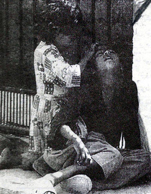 دخترکی مهاجر شپش‌ها را از سر برادرک خسته‌اش دور می‌سازد