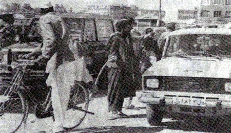 یکتن از «لشکریان اسلام» از موتر پجیرویش پایین شده و با تهدید توسط کیبلی تکسی‌ران و بایسکل‌رانی را مجبور می‌سازد تا در مسجد پل خشتی به نماز جمعه بروند