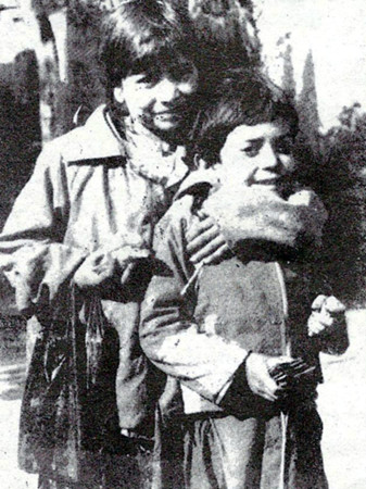 دو کودک مهاجر ما که با فروش شانه‌های چوبی بخورونمیری برای خانواده‌ی گرسنه شان پیدا می‌کنند