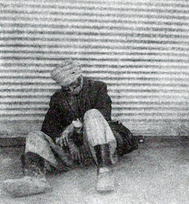 آن روشنفکر هزاره که به عامل اصلی تیره بختی و تباهی این جوالی ستمکش بی‌اعتنا می‌ماند یا ناشرافتمندانه تر از آن، خشم توفنده‌ی انتقامگیر او را نه بسوی کلیه خاینان بنیادگرا و منجمله باندهای خلیلی و اکبری بلکه به صورتی کور و قوم پرستانه بسوی برادران پشتونش بر می‌انگیزد، بسان سگ پستی در دست سر خیانتکاران شیعه مذهب عمل می‌کند.